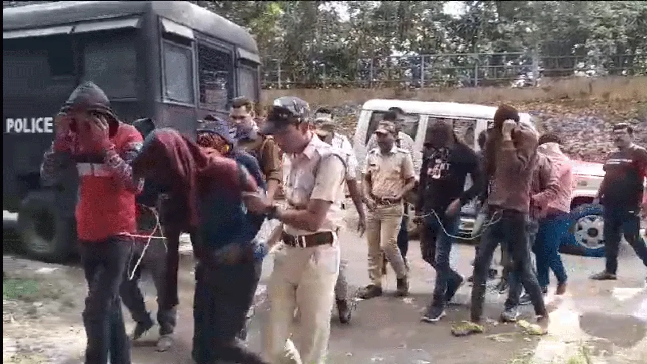 দুর্গাপুরে বন্ধ করাখানায় ডাকাতির আগেই আগ্নেয়াস্ত্র সহ ধরা পড়ল ৯ দুষ্কৃতী