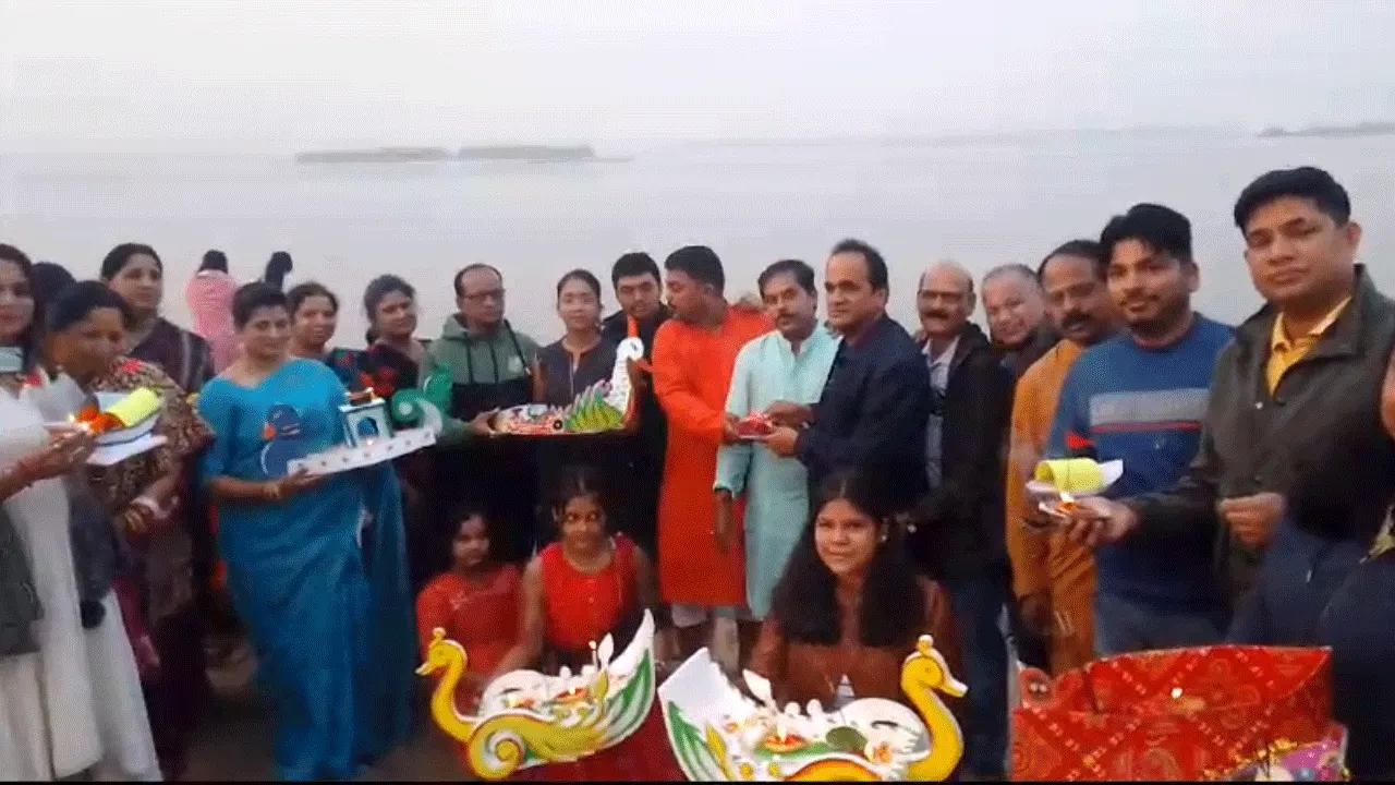 দুর্গাপুরে পালিত ওড়িশার প্রচীন লোকসংস্কৃতি উৎসব ‘নৌকা ভাসান’