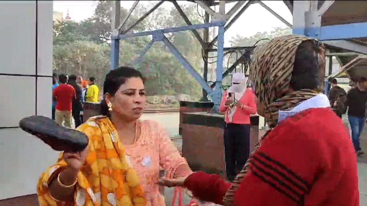 সকাল সকাল মহিলা বিজেপি কর্মীর হাতে জুতো পেটা খেলেন তৃণমূল কর্মী
