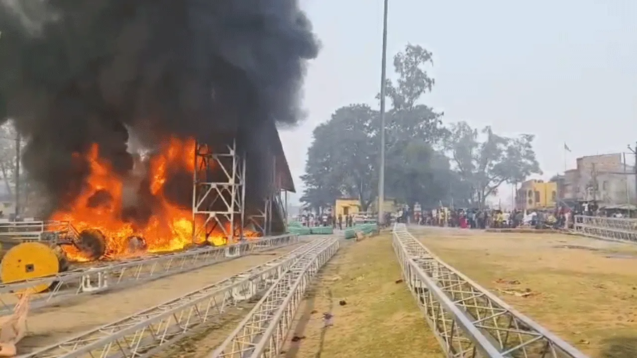 কুলটি রেল স্টেশনে ভয়াবহ অগ্নিকাণ্ড