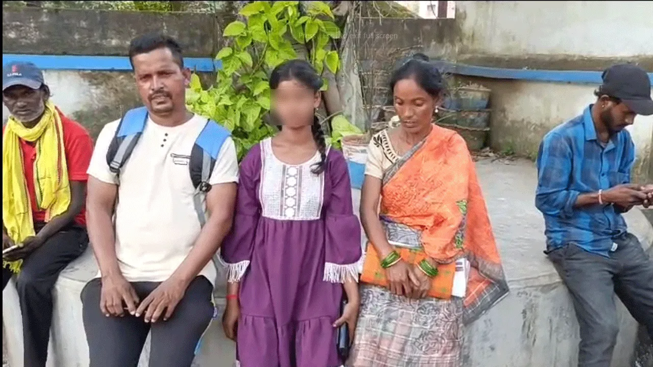 নিখোঁজ ছাত্রীকে উদ্ধার করে মোবাইল উপহার দিল পুলিশ