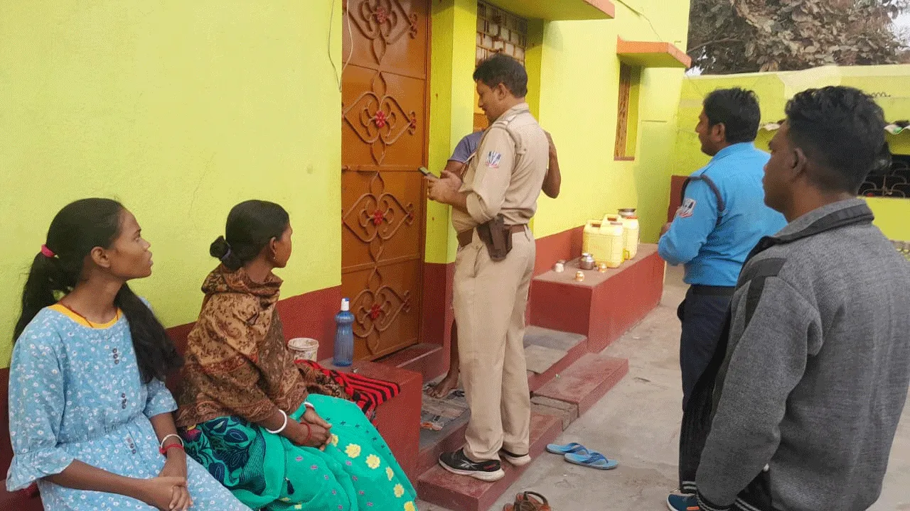দিনে দুপুরে গৃহস্থ বাড়িতে দুঃসাহসিক চুরি, চাঞ্চল্য