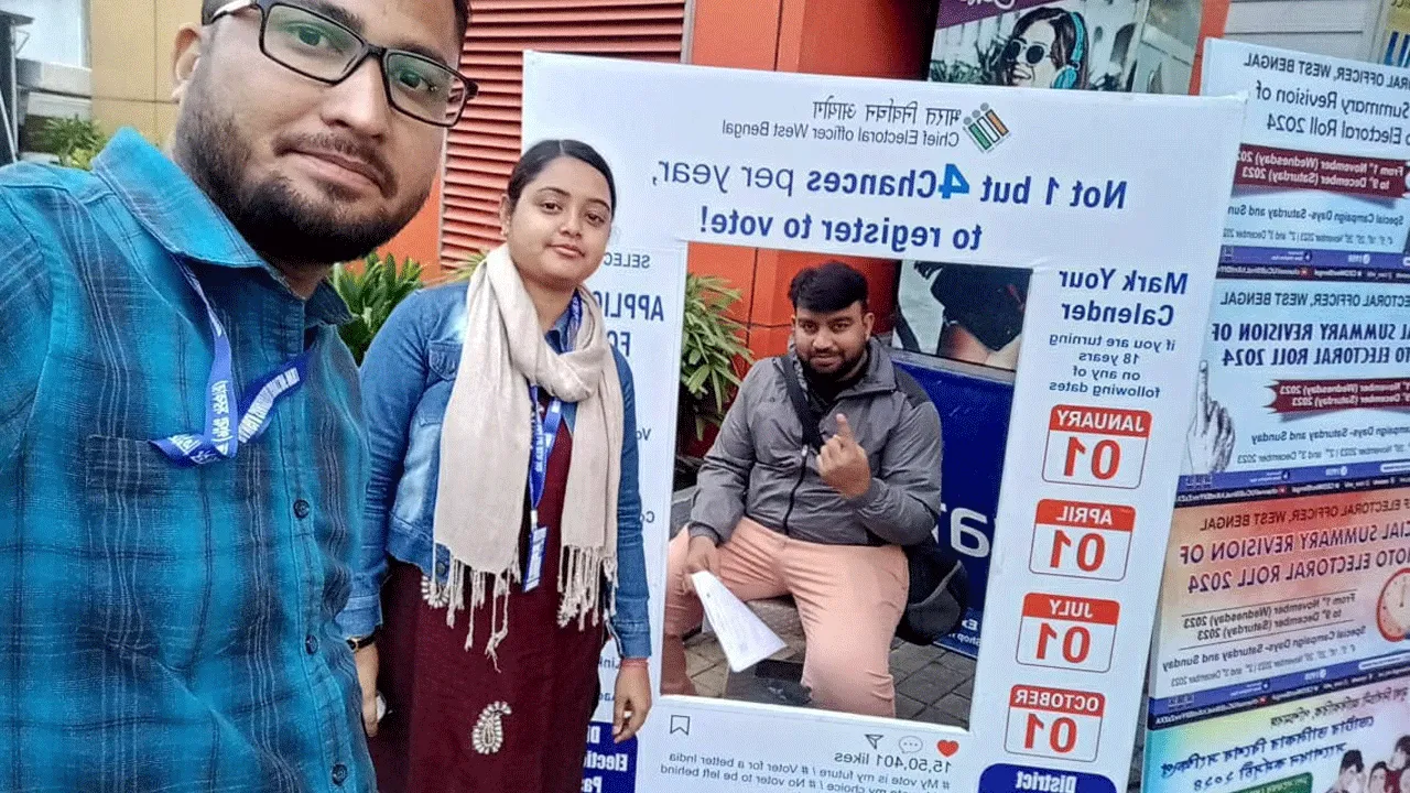 নতুন প্রজন্মকে ভোটার তালিকায় নাম তোলায় উৎসাহিত করতে শপিং মলে ‘সেলফি পয়েন্ট’