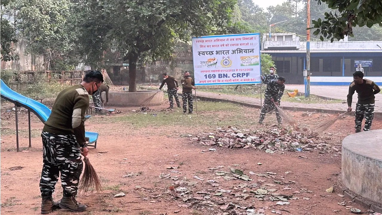 দুর্গাপুরে সিআরপিএফ জওয়ানদের সাফাই অভিযান