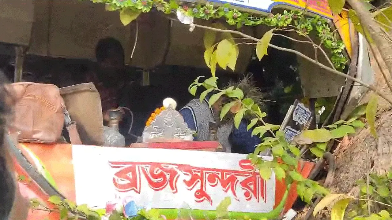 দুর্ঘটনার কবলে ব্রজসুন্দরী, গুরুতর আহত ১৫