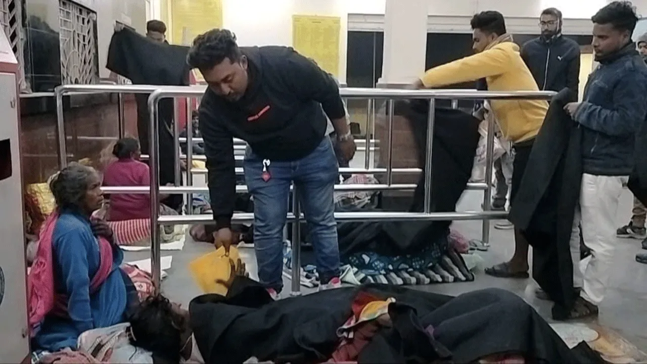 দুঃস্থদের কম্বল বিতরণ করল গুসকরার যুবক