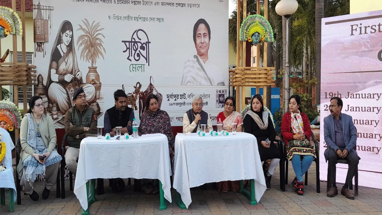 সৃষ্টিশ্রী মেলাতে ক্রেতা হস্তশিল্পী মুখোমুখি