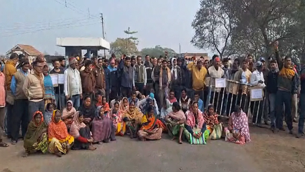 কর্মহীন শ্রমিকদের রাজ্য সড়ক অবরোধ ও বিক্ষোভ