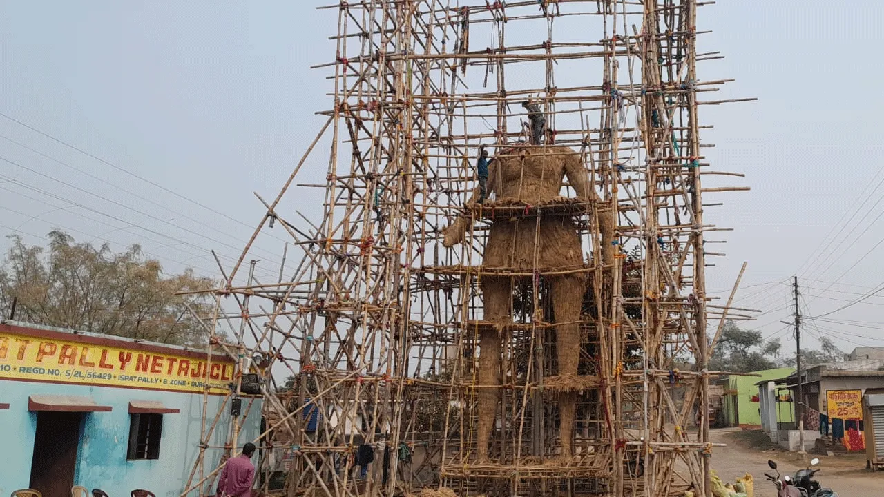 দুর্গাপুরে ৫১ ফুটের সরস্বতী প্রতিমা