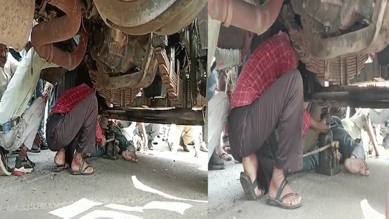 মর্মান্তিক পথ দুর্ঘটনাঃ ট্রাকের চাকায় আটকে বৃদ্ধ, জ্যাক দিয়ে তুলে উদ্ধার