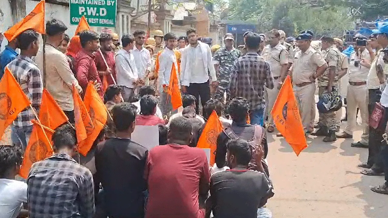 এ.বি.ভি.পি-র মিছিল আটকে দিল পুলিশ