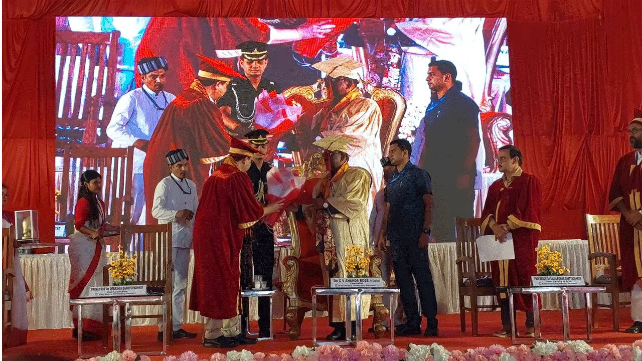সমাবর্তনে রাজ্যপালকে ‘কালো পতাকা’ ও ‘গো ব্যাক’ ধ্বনি