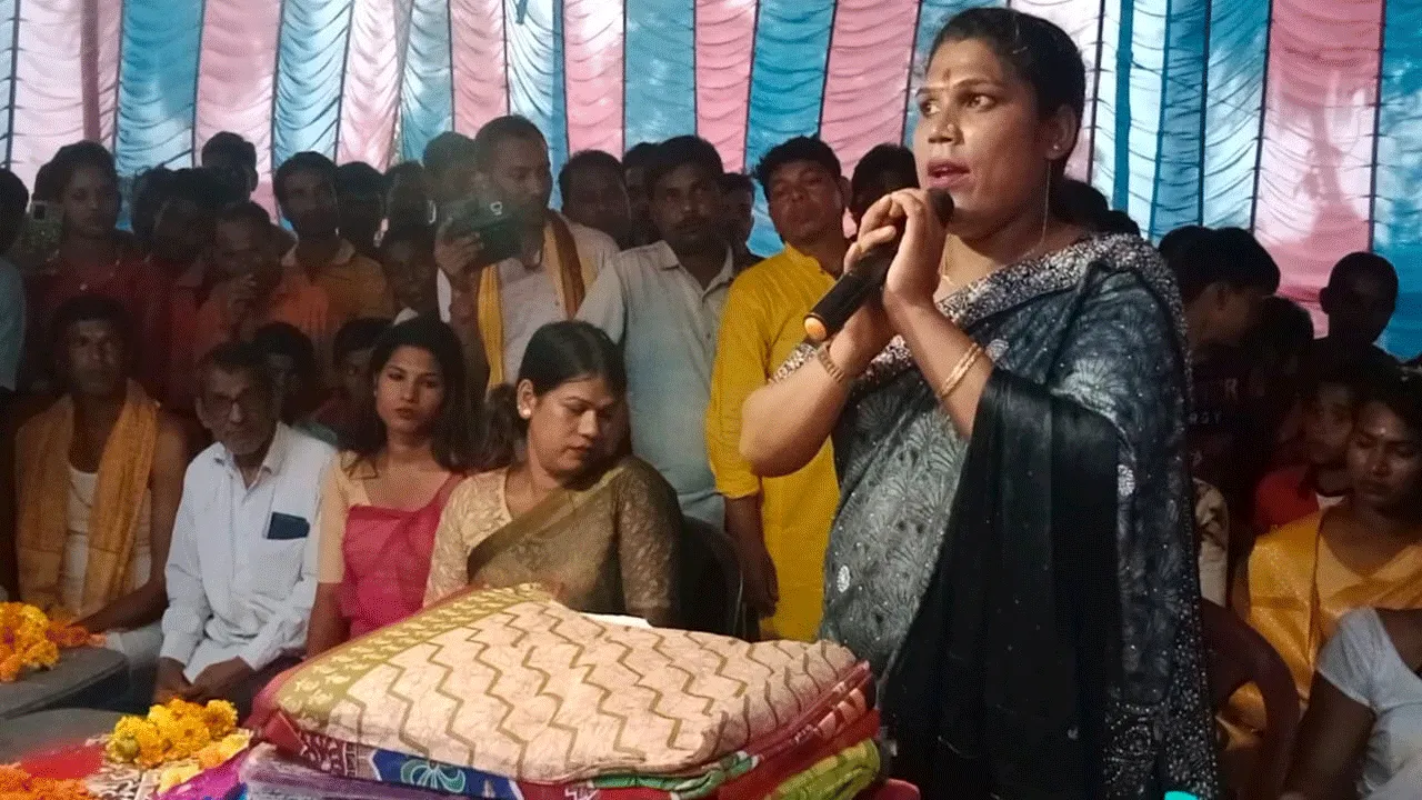 বাঁকুড়ায় বস্ত্রদান করলেন বৃহন্নলারা