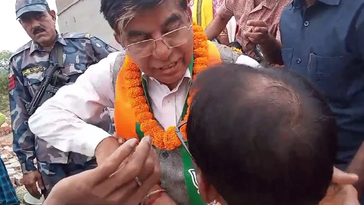 বিজেপি প্রার্থীকে প্রশ্ন করায় তৃণমূল কর্মীকে মারধরের অভিযোগ খোদ প্রার্থীর বিরুদ্ধে
