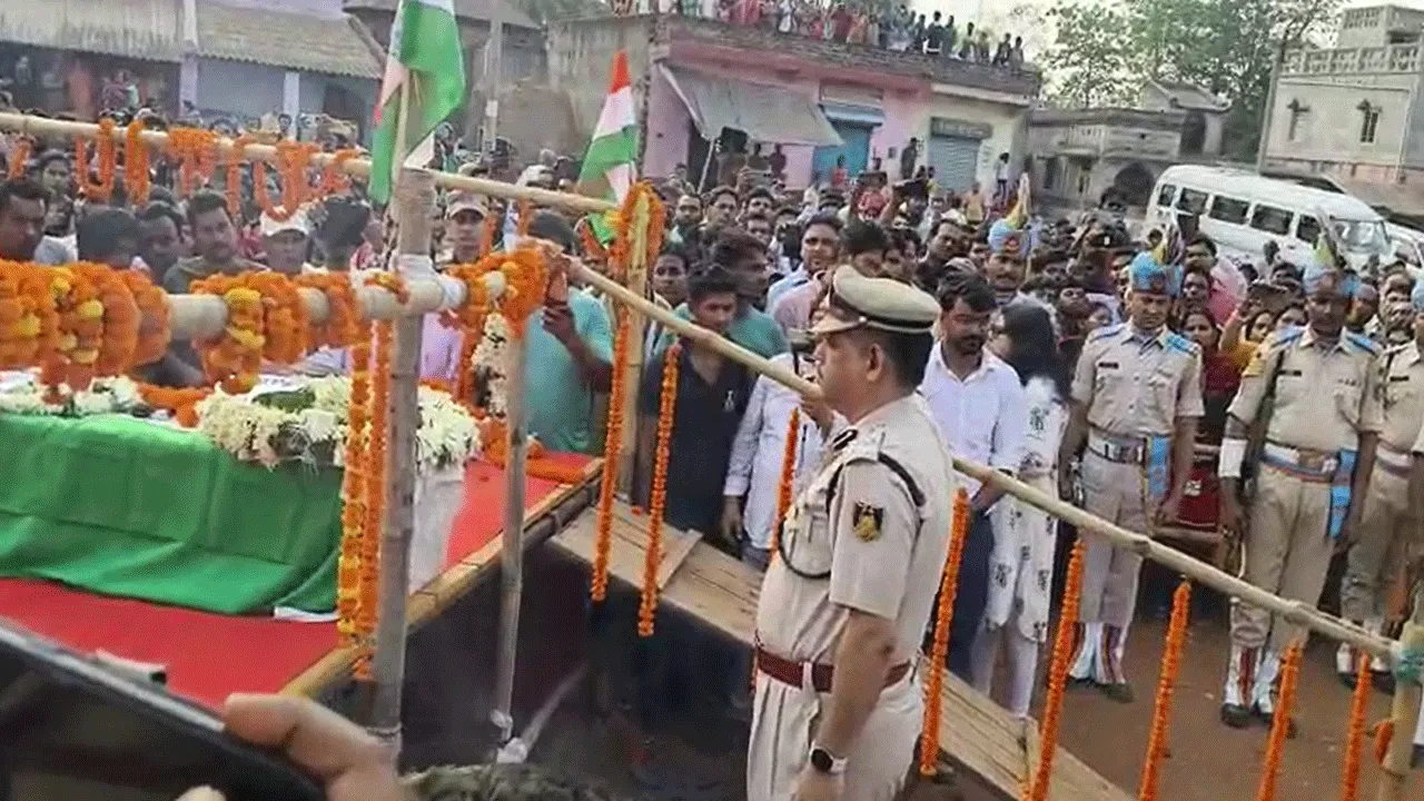 জঙ্গি হামলায় শহিদের দেহ পৌঁছাল বাঁকুড়ার পাঁচালের বাড়িতে
