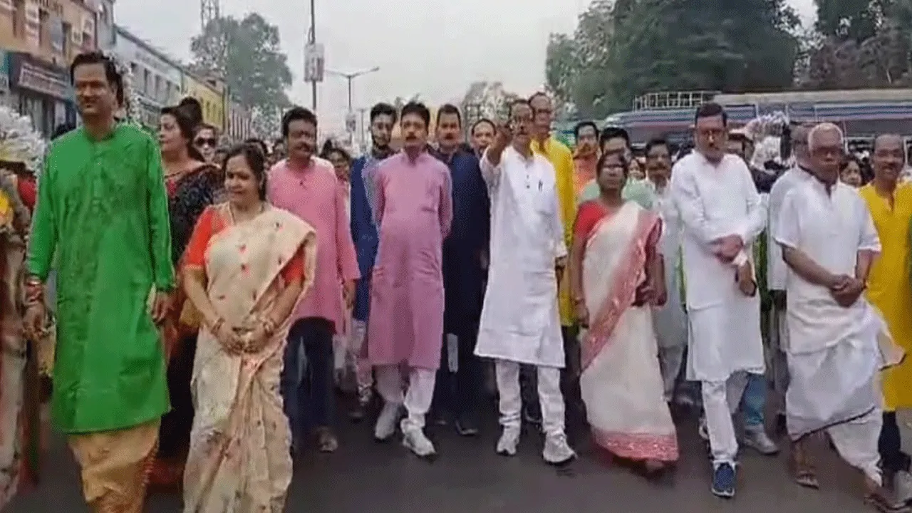 বর্ণাঢ্য প্রভাতফেরি নববর্ষের সকালে