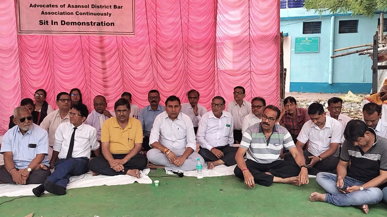ফ্যামিলি কোর্টে ধর্ণায় আসানসোল আদালতের আইনজীবীরা