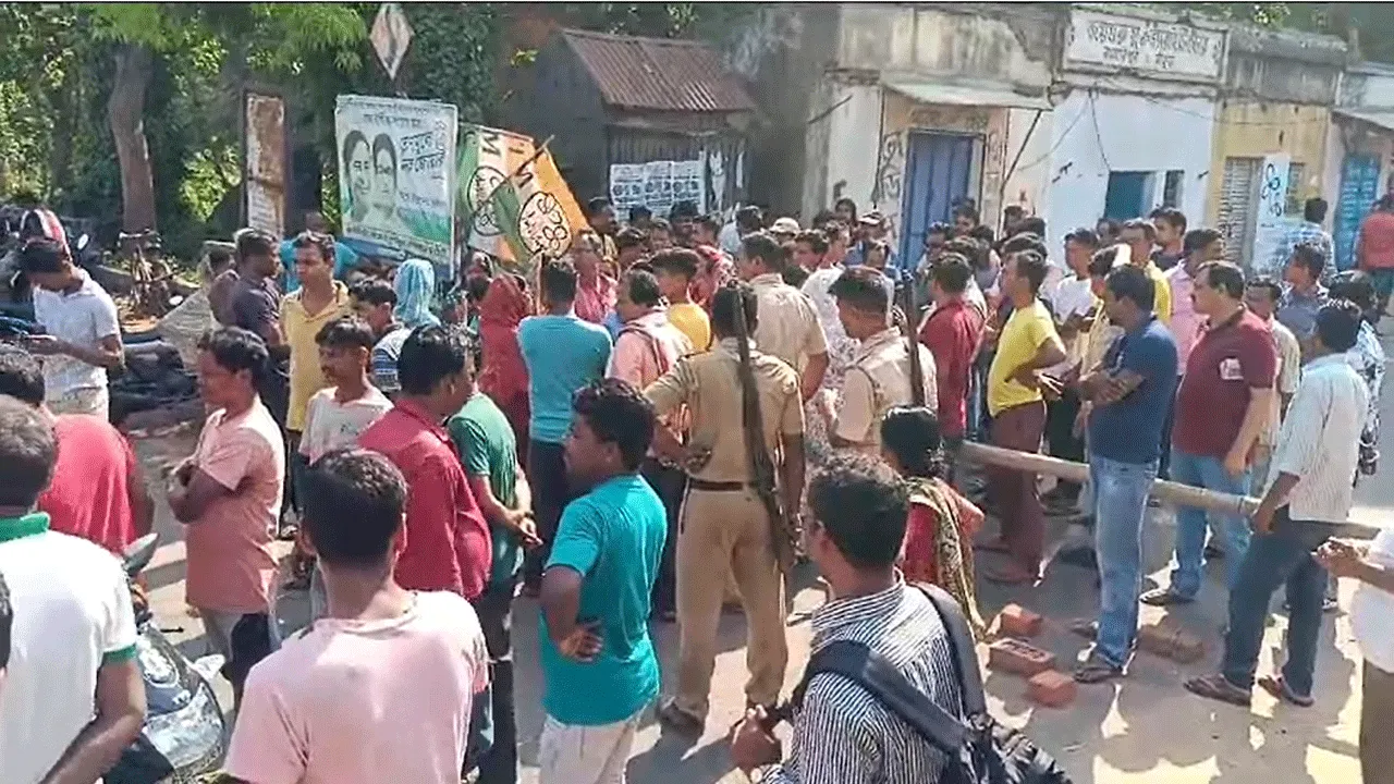 গ্রীষ্মের শুরুতেই পানীয় জলের হাহাকার,পথ অবরোধ
