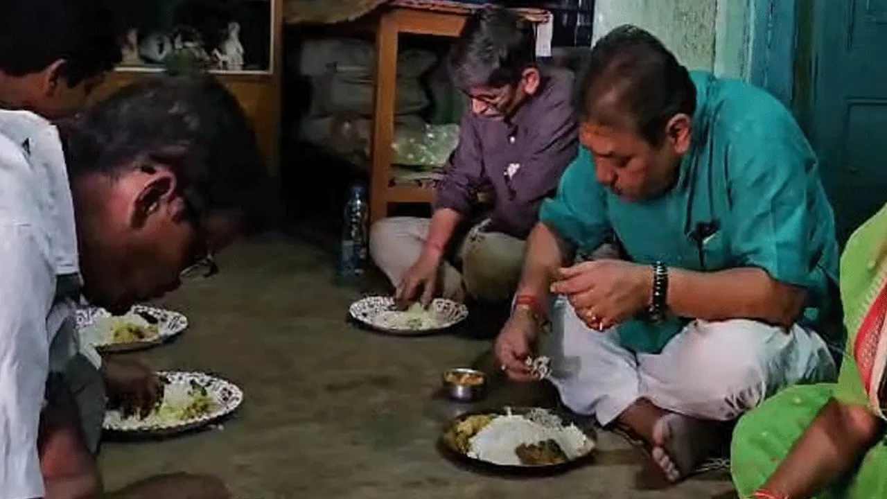 বিজেপি নেতার বাড়িতে তৃণমূল নেতার মধ্যাহ্নভোজন