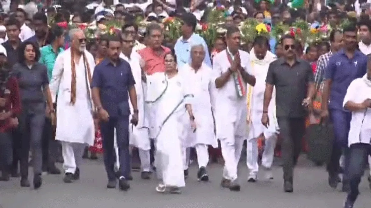 কীর্তি আজাদের সমর্থনে দূর্গাপুরে রোডশো মমতা বন্দ্যোপাধ্যায়ের