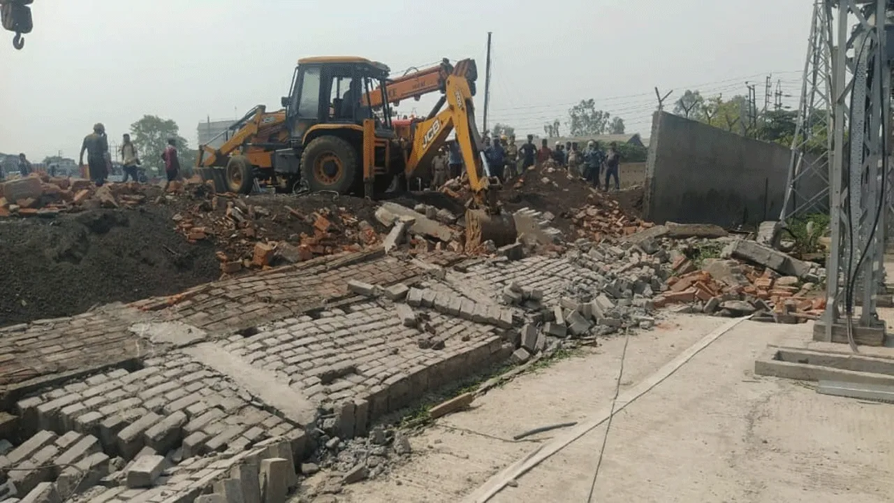 কারখানার পাঁচিল চাপা পড়ে মৃত্যু দুই ঠিকা কর্মীর, বিক্ষোভ, ভাঙচুর
