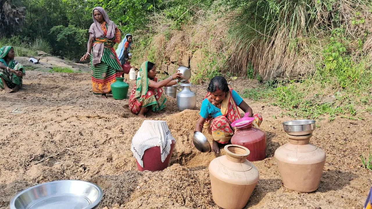 তীব্র জলসংকট গ্রাম জুড়ে, ‘জোড়ে’র জলই ভরসা