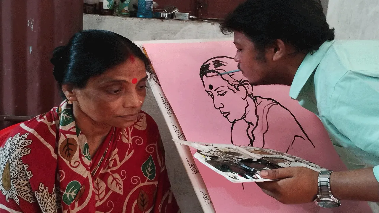 মাকে সামনে বসিয়ে মুখে করে ছবি আঁকে শিল্পী অমিতায়ু