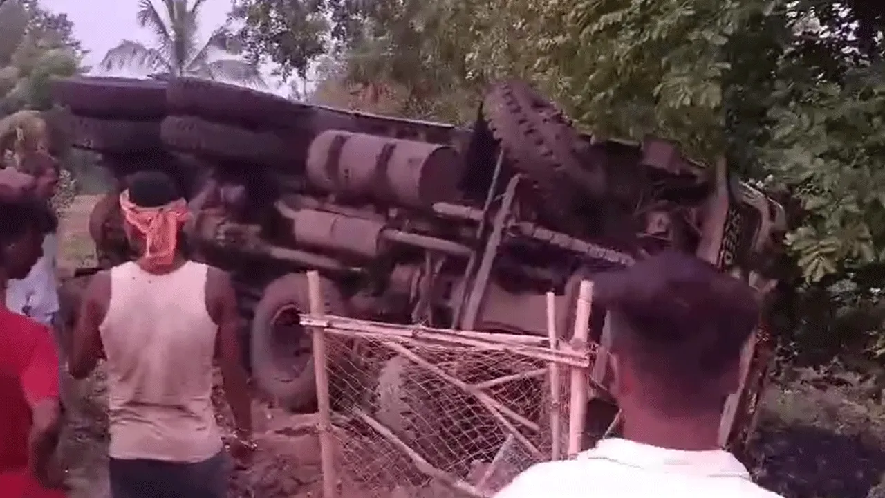 বিদ্যুৎ বাহী খুঁটিতে উল্টে গেল কয়লা ভর্তি ডাম্পার