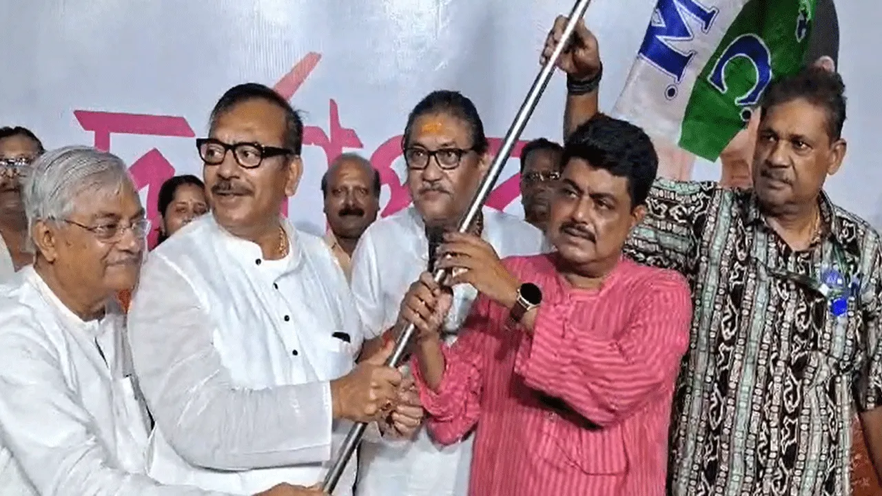 মন্ত্রীর হাতধরে পদ্ম ফুটলো জেলার ঘাসফুলে