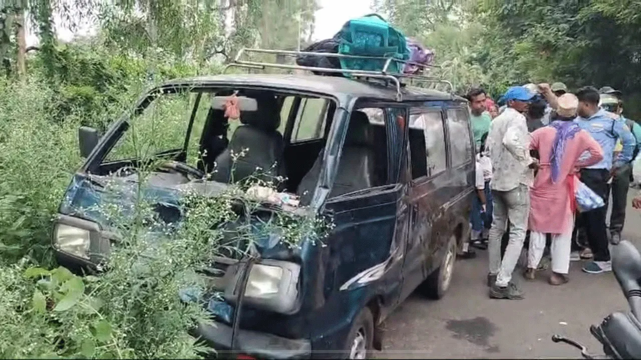 দুর্গাপুরে দুর্ঘটনার কবলে পুলকার, গুরুতর আহত দুই ছাত্রী