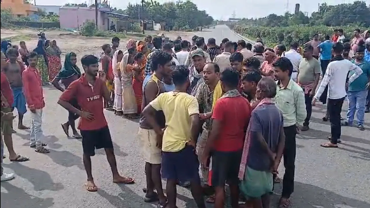 জাতীয় সড়কে পরপর পথচারী ও বাইকে ধাক্কা গাড়ির