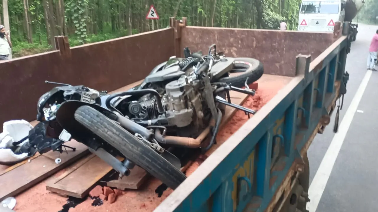 জাতীয় সড়কে পথ দুর্ঘটনায় মৃত যুবক