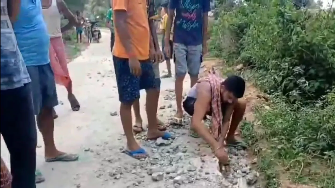 পথশ্রী প্রকল্পের রাস্তা ভাঙছে হাতের চাপে