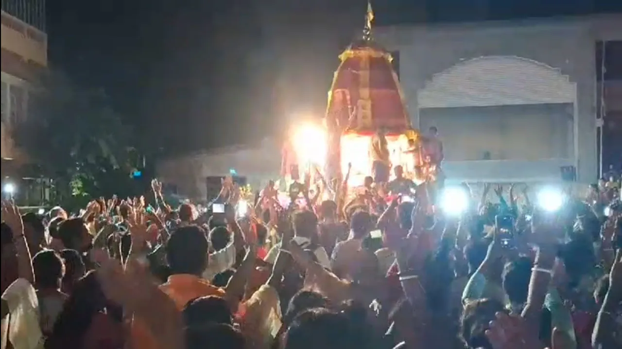 উল্টো রথের শোভাযাত্রায় মানুষের ঢল
