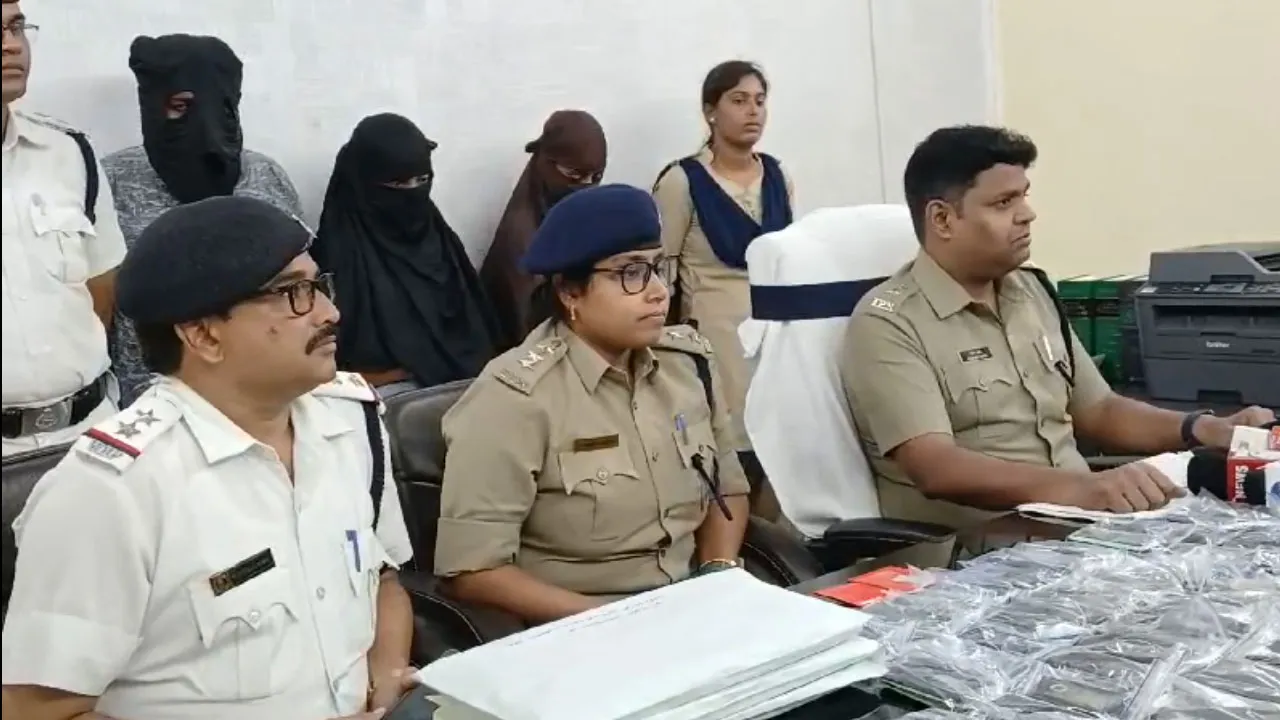 ১২ লক্ষ টাকা হাতিয়ে কলকাতা থেকে ধৃত ৩