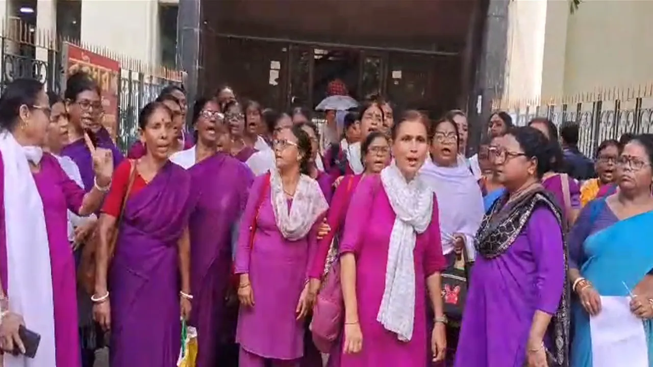 ‘সম্মান চাই’, দাবি তুলে পুরনিগম ঘেরাও