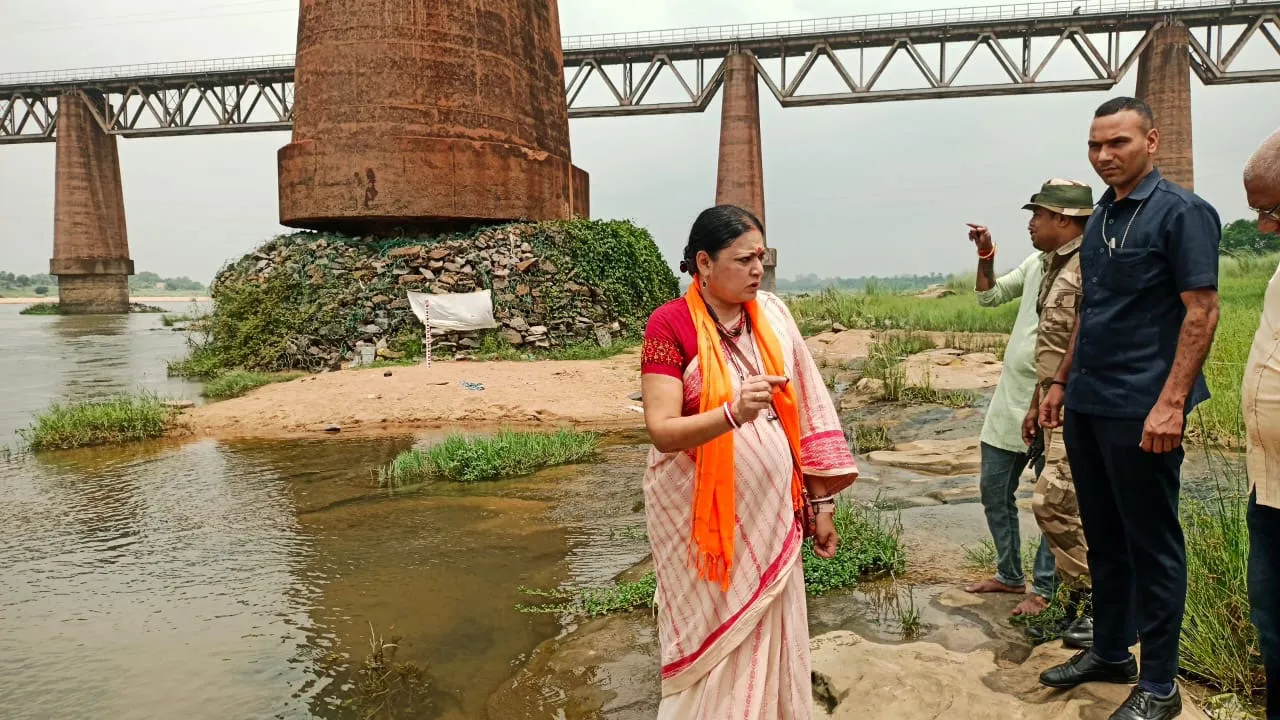 শাসক দলের বিরুদ্ধে বালি পাচারের অভিযোগ