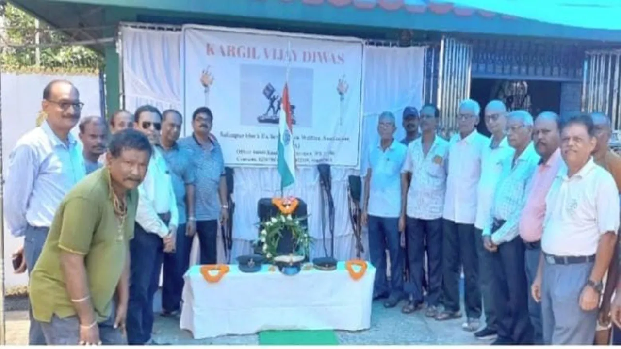 কার্গিল বিজয় দিবসে শহীদদের স্মরণে প্রাক্তন সেনাকর্মীরা