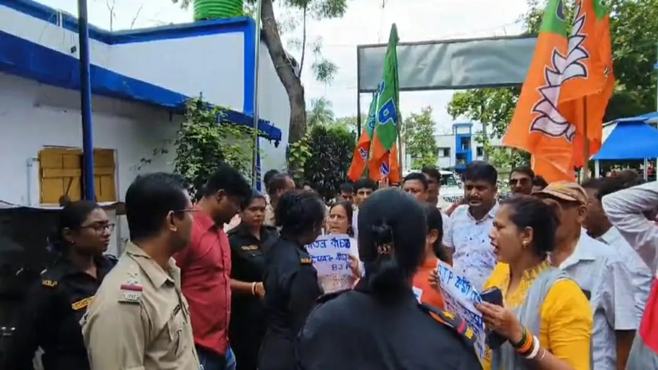 দুষ্কৃতী তাণ্ডবের অভিযোগে দুর্গাপুরে বিজেপির থানা ঘেরাও