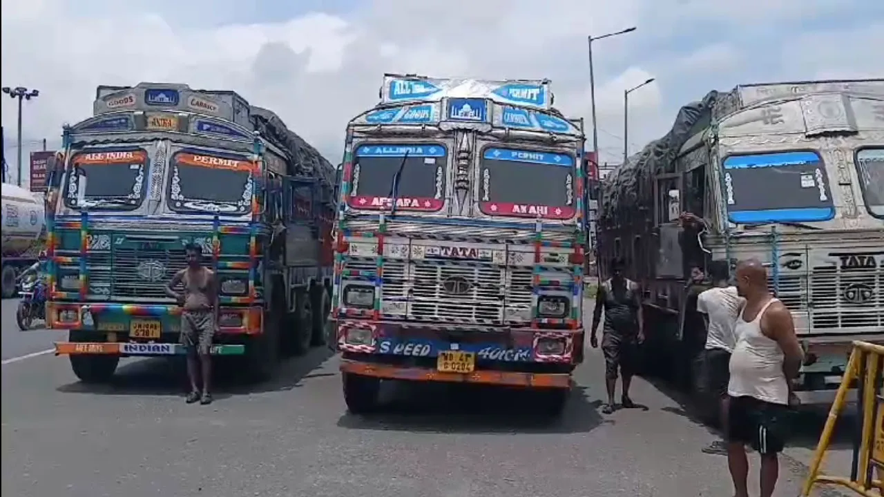 ঝাড়খণ্ড সীমান্তে আলু বোঝাই ট্রাক আটকাল পুলিশ