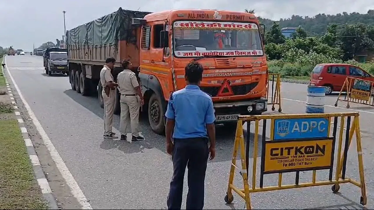 সীমান্তে আটক আলুর ট্রাক, প্রতিবাদে কর্মবিরতির ডাক ব্যবসায়ীদের