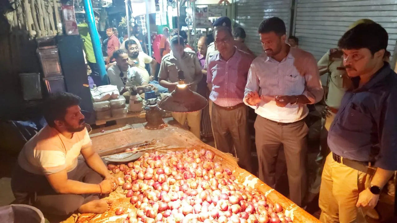 দাম নিয়ন্ত্রণে আনতে জেলাশাসকের হঠাৎ অভিযান