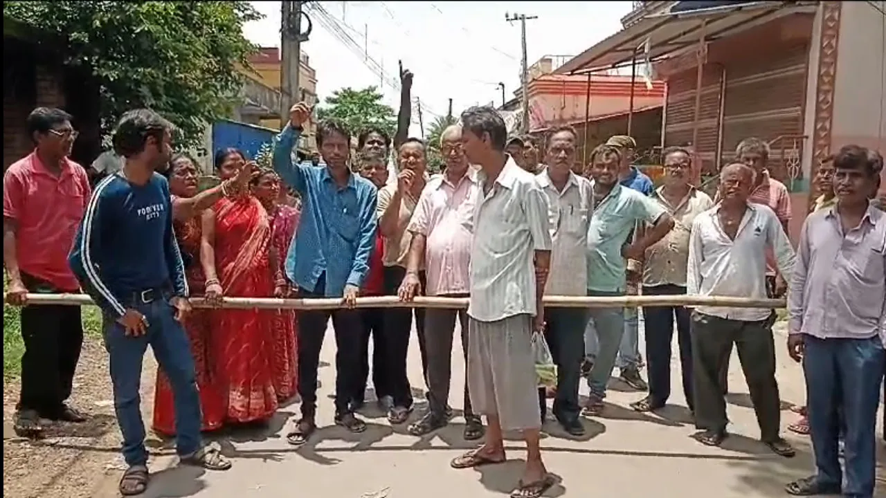 কাউন্সিলরের বিরুদ্ধে অভিযোগ,পথ অবরোধ