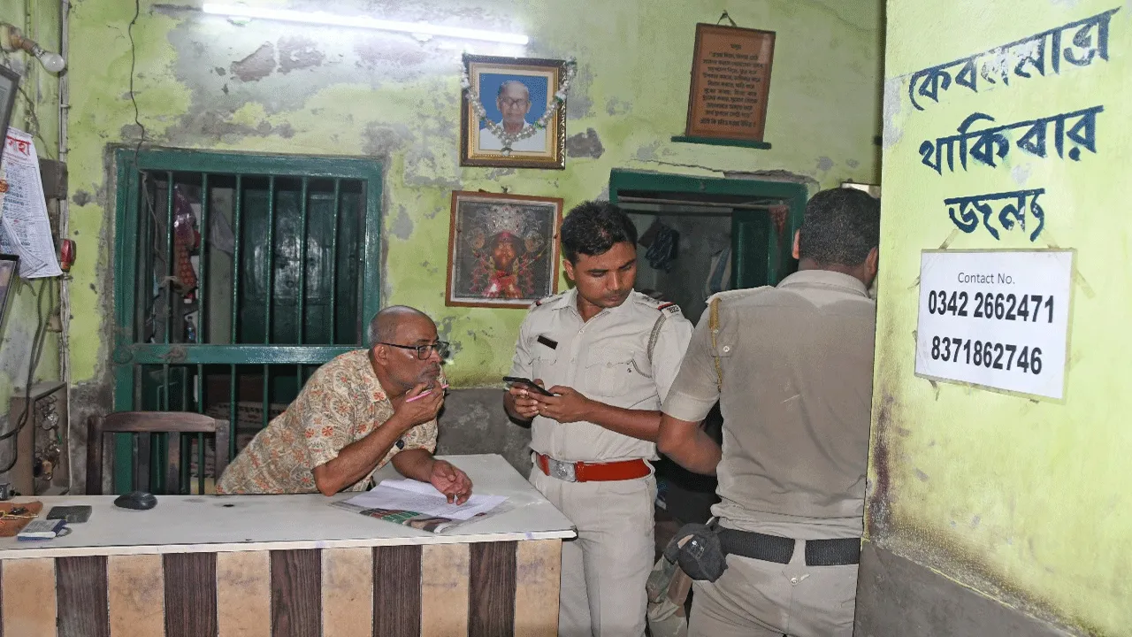 ঘন্টা রুমের হোটেলে যুবতীকে খুন করে পালালো প্রেমিক