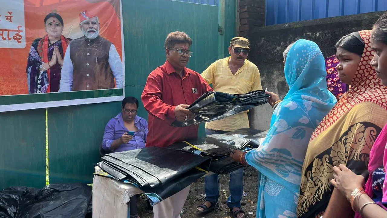 ভারী বর্ষণে গৃহহীনদের পাশে বিধায়ক