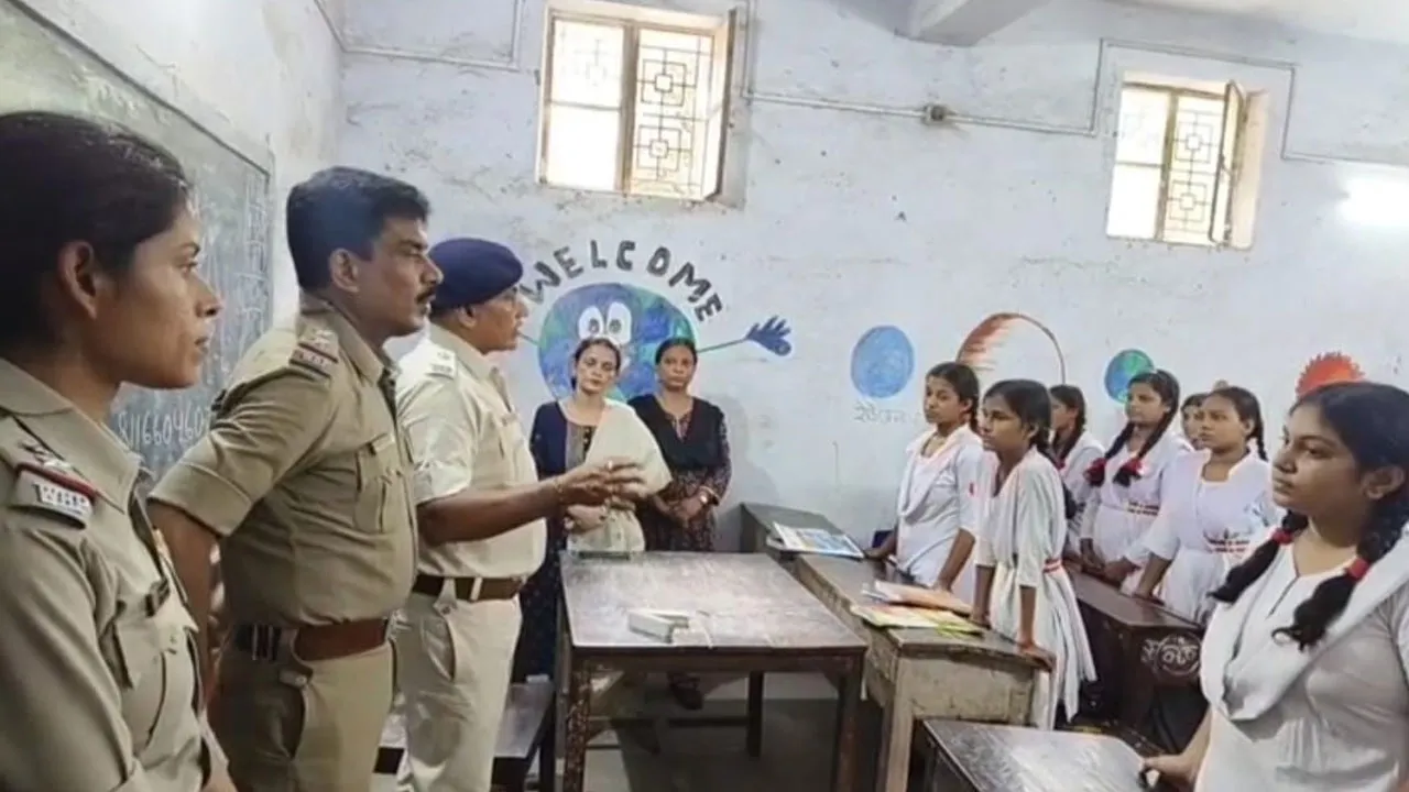 বালিকা বিদ্যালয়ে সচেতনতামূলক অভিযান পুলিশ আধিকারিকদের