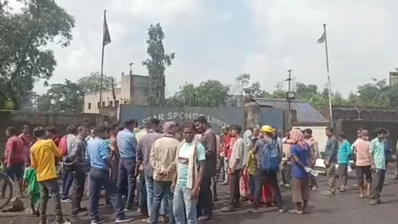 রাতভর মৃতদেহ নিয়ে বিক্ষোভ