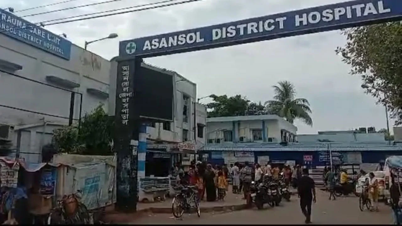 আসানসোল জেলা হাসপাতাল পরিদর্শনে পুলিশ আধিকারিকরা