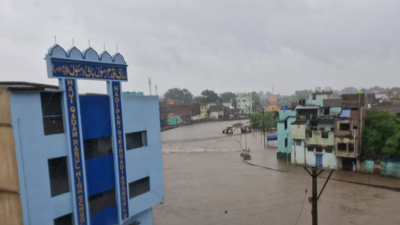 টানা বৃষ্টিতে জলে ভেসে একই দিনে মৃত্যু ৩ জনের