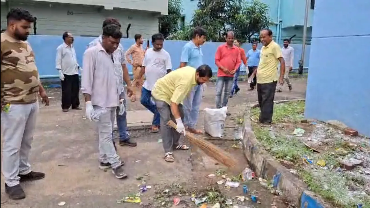 হাসপাতাল চত্বর পরিষ্কার করলেন খোদ বিধায়ক